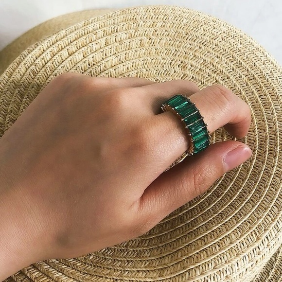 Emerald Green 14 Karat Ring - Picture 3 of 6